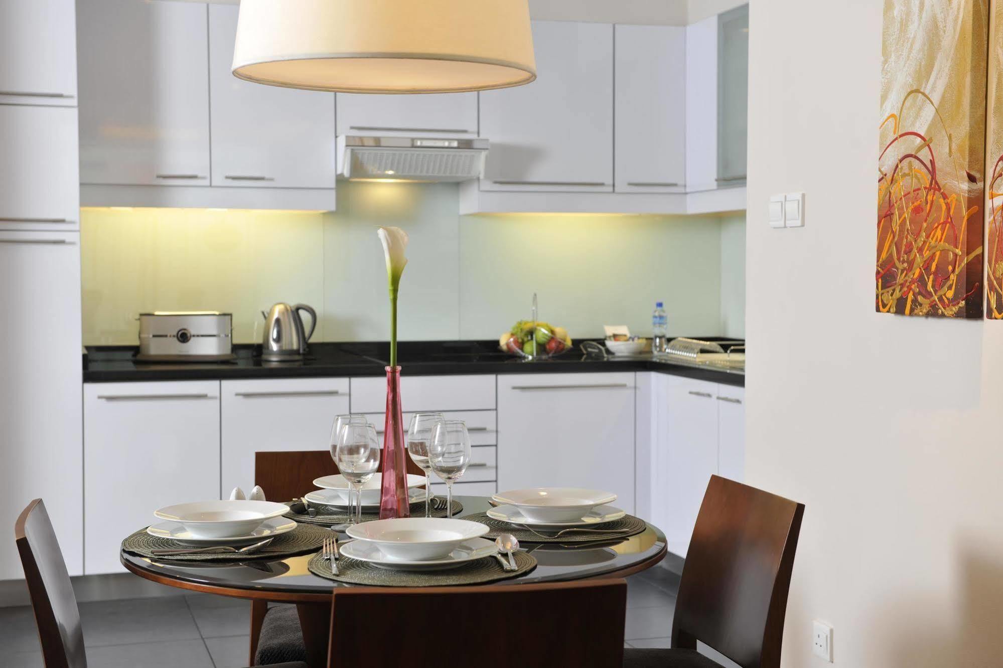 Fraser Suites Seef Bahrain Манама Стая снимка A kitchen in a serviced apartment